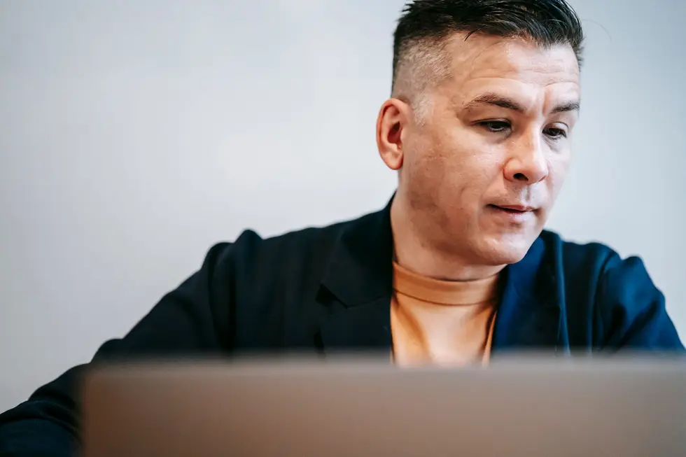 Usuário de notebook recebendo alerta de falha de privacidade no Teams