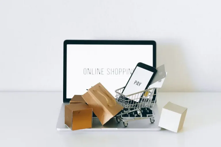 Família reunida usando dispositivos para compras online