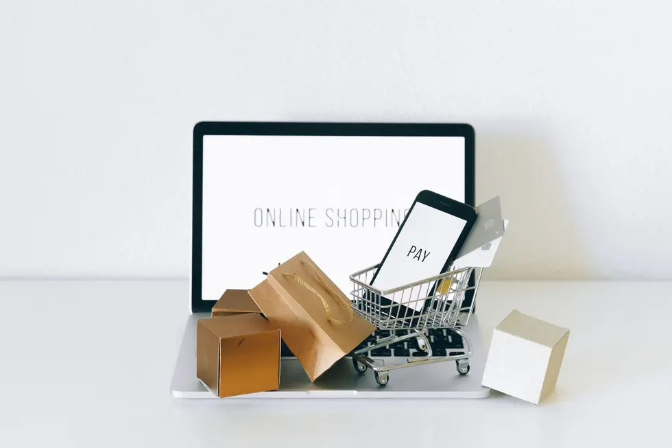 Família reunida usando dispositivos para compras online
