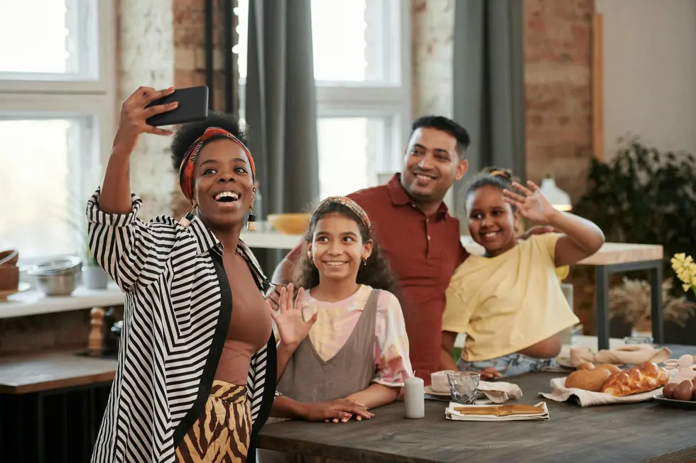 Família brasileira usando celulares em casa de forma descontraída