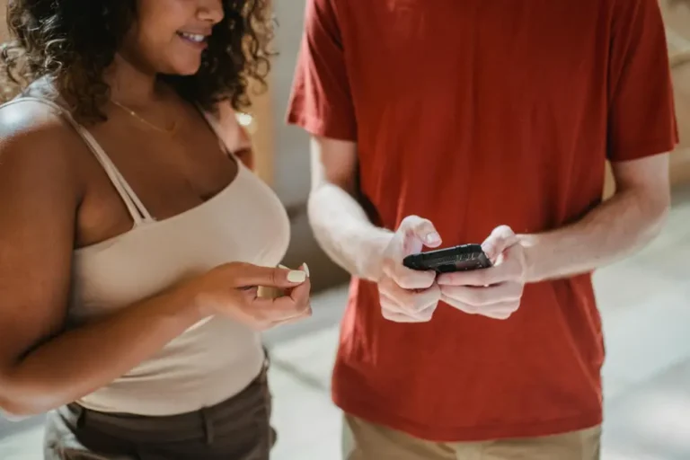 Família comemorando a Copa enquanto usa celular com segurança renforçada