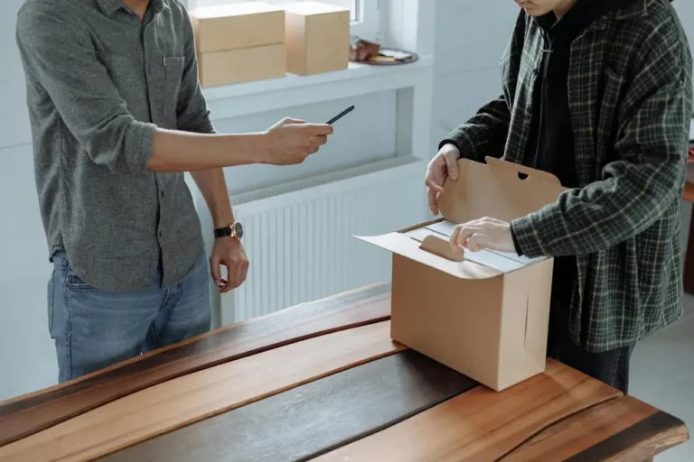 Família feliz deslacrando eletrônicos Apple de leilão público em casa