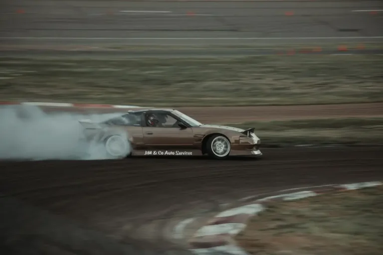 Carro esportivo fazendo drift em pista litorânea no jogo Forza Horizon