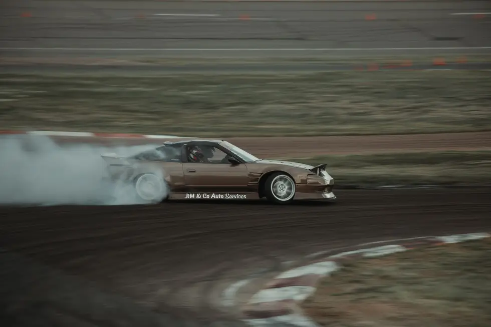 Carro esportivo fazendo drift em pista litorânea no jogo Forza Horizon