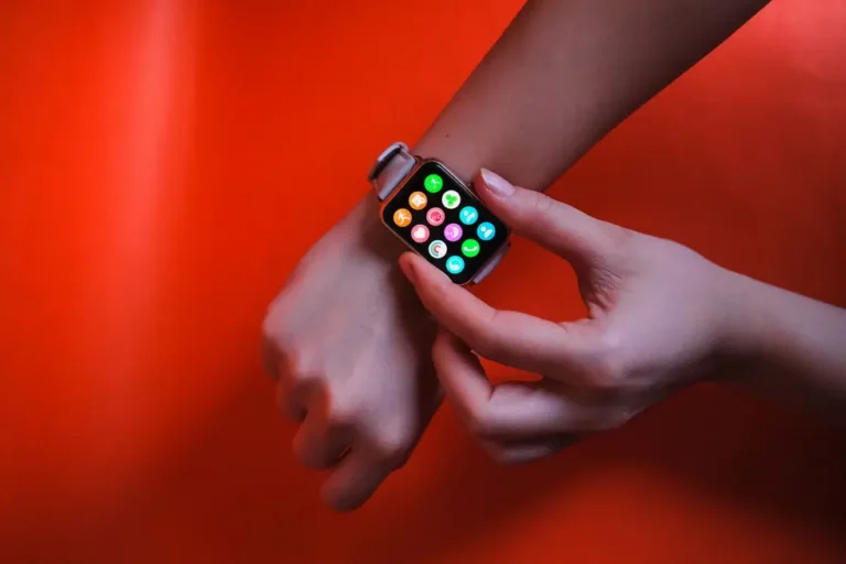 Mão com Galaxy Ring mostrando notificação no anel inteligente