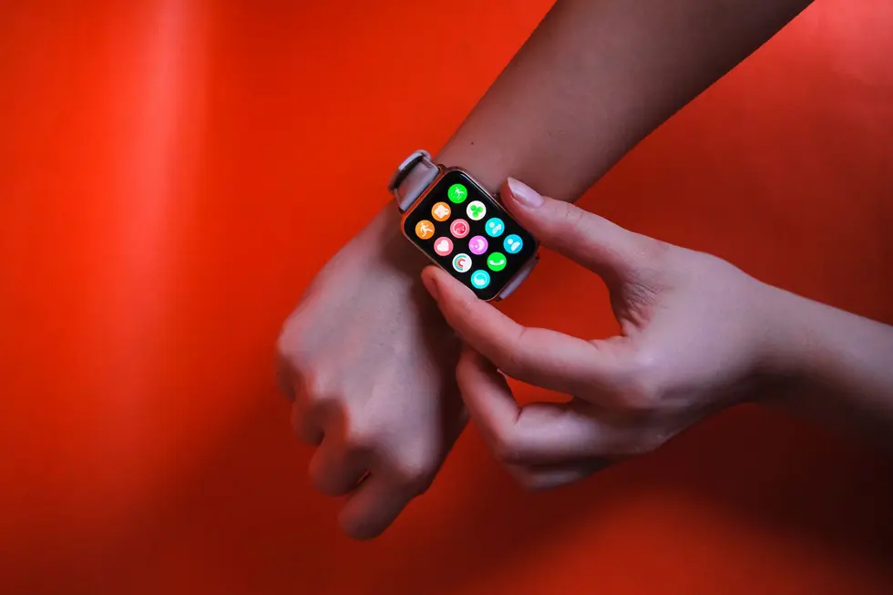 Mão com Galaxy Ring mostrando notificação no anel inteligente