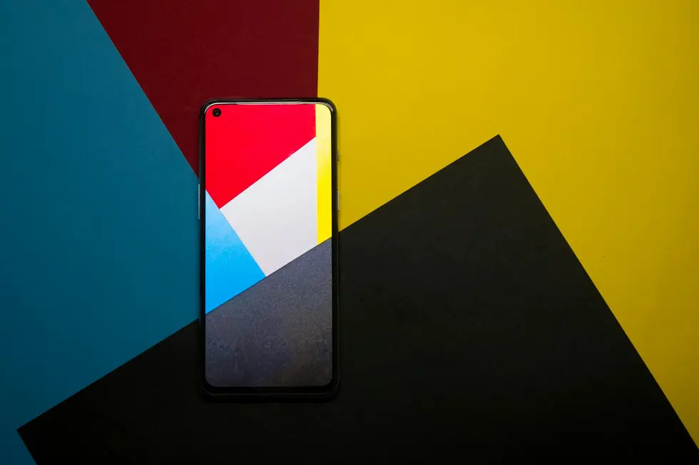 Samsung Galaxy S25 Plus sobre mesa colorida em destaque fotográfico