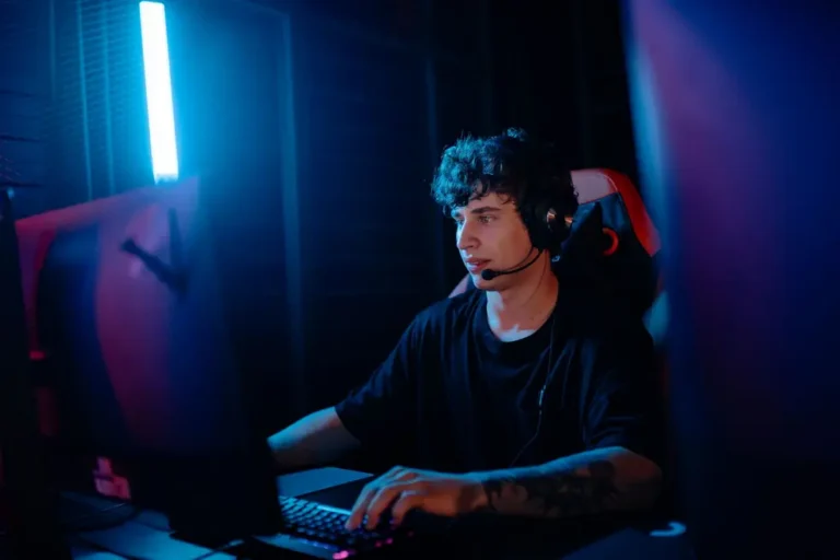 Jovem jogando no notebook e olhando ofertas de jogos na Steam