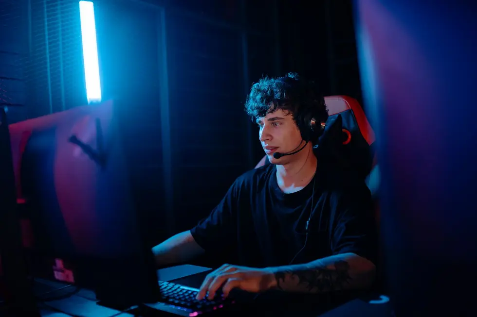 Jovem jogando no notebook e olhando ofertas de jogos na Steam