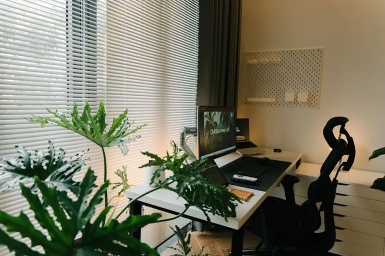 Mesa de trabalho organizada com Gemini IA aberto no monitor
