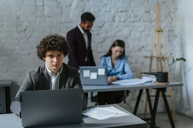 Profissionais trabalhando com dashboards de IA em ambiente corporativo moderno