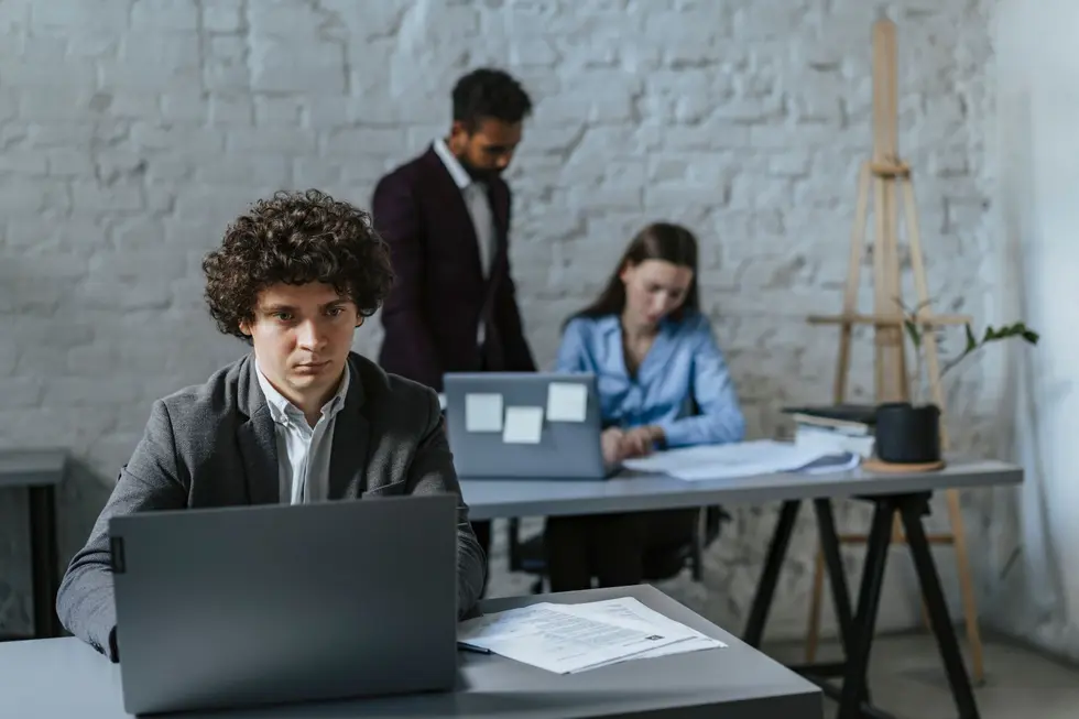 Profissionais trabalhando com dashboards de IA em ambiente corporativo moderno