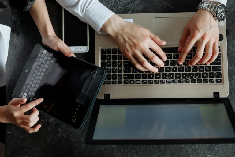 Brasileiros felizes com compras de tecnologia usando inteligência artificial para economizar