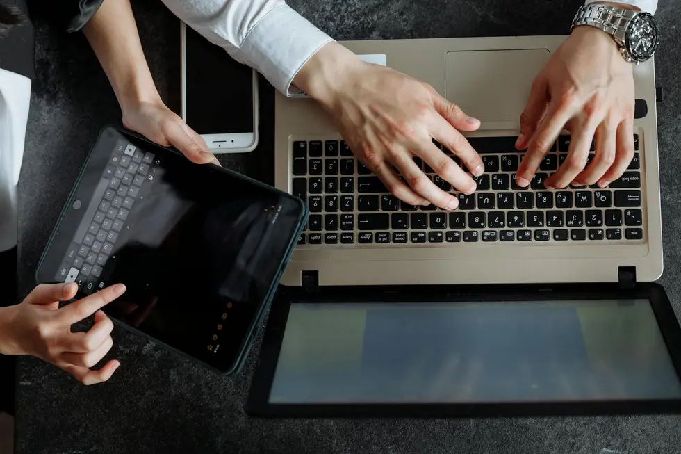 Brasileiros felizes com compras de tecnologia usando inteligência artificial para economizar