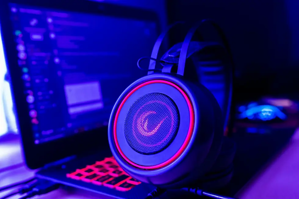 Ambiente doméstico mostrando criação musical digital com headset RGB