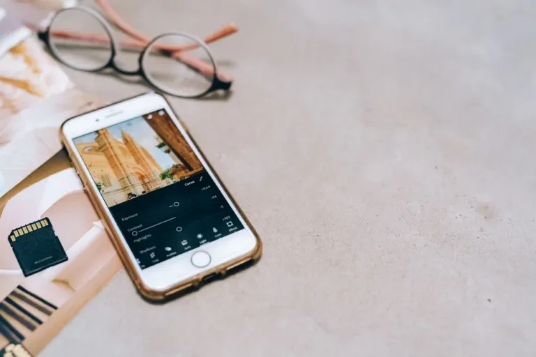 Celular com Instants e interface de edição de vídeo