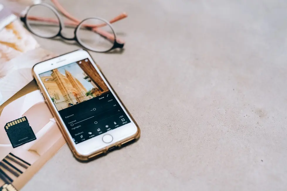 Celular com Instants e interface de edição de vídeo