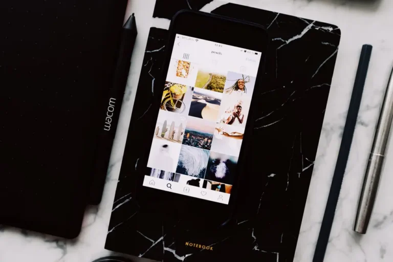 Celular sobre mesa mostrando menu de privacidade do Instagram