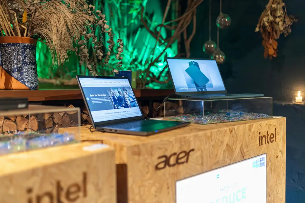 Notebook moderno com logo Intel Xe3P em mesa de trabalho