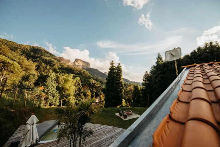 Casa rural com família navegando conectada, antena de internet satélite instalada