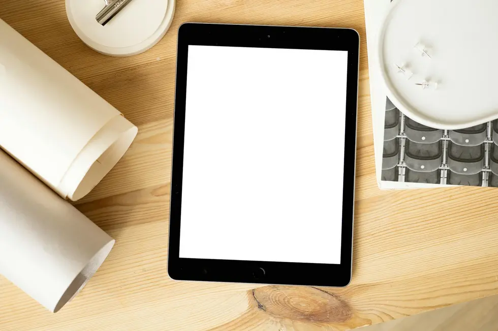 iPad sobre mesa, simbolizando praticidade e economia