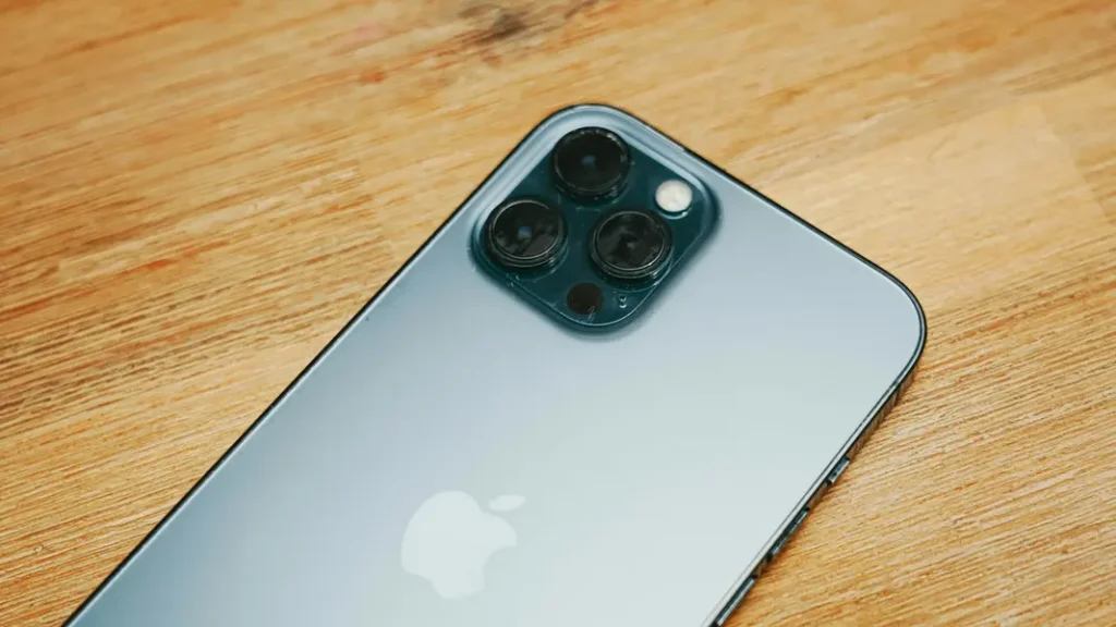 iPhone 17 em close sobre mesa, mostrando acabamento e câmeras