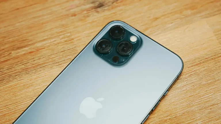 iPhone 17 em close sobre mesa, mostrando acabamento e câmeras