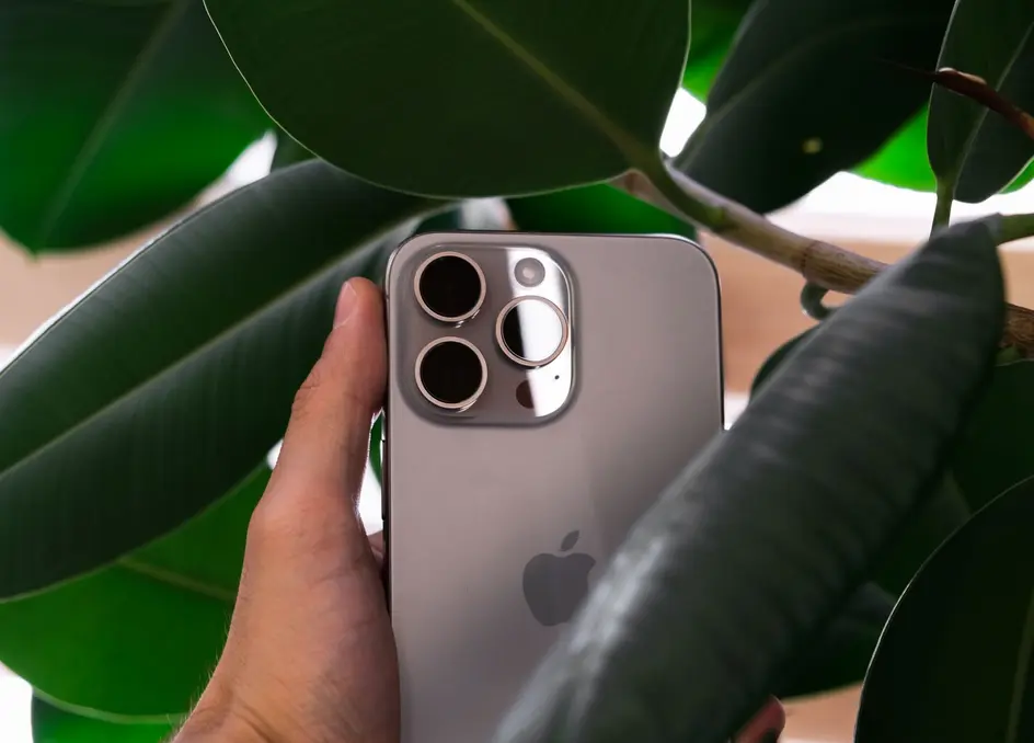 iPhone 17 Pro em fundo colorido mostrando estilo e tecnologia avançada