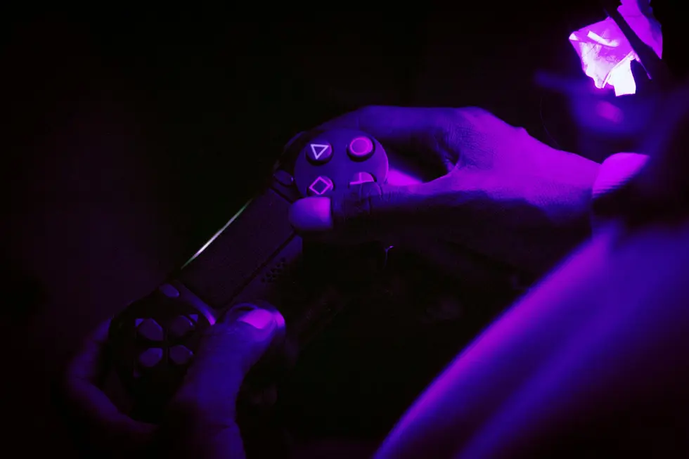 Controle PlayStation e caixas de jogos de ação em mesa de sala no Brasil