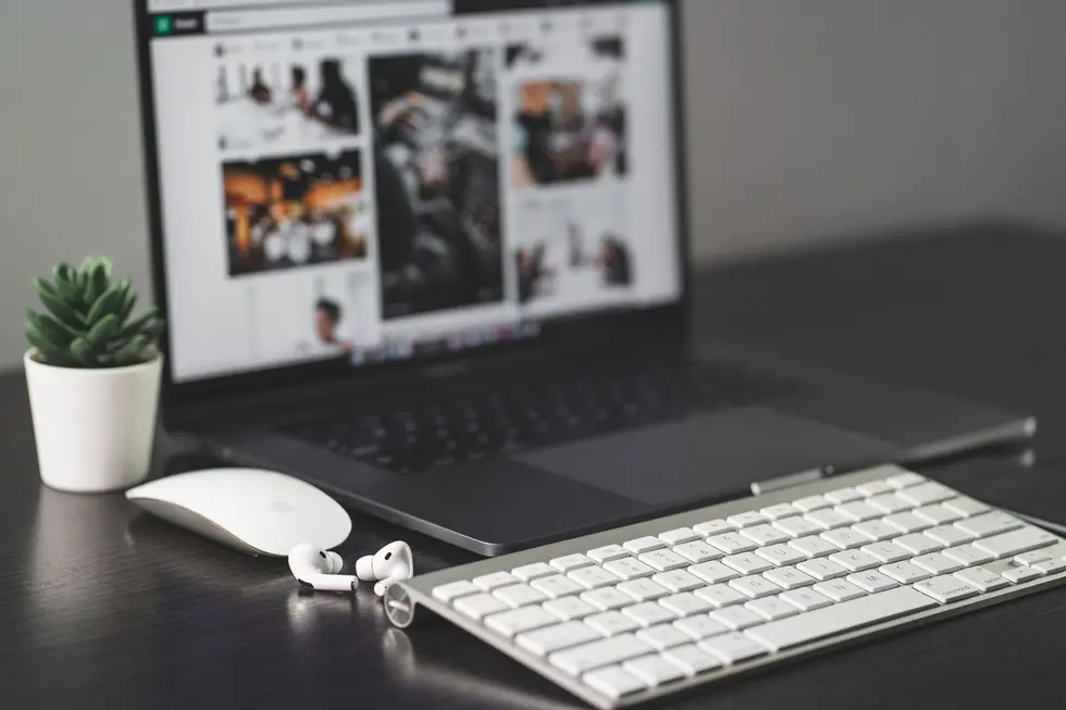Teclado e mouse bluetooth rosa em mesa de home office elegante