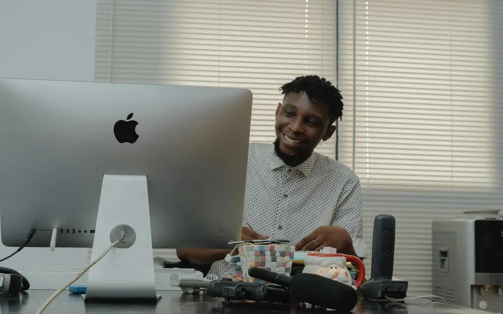 Empreendedor brasileiro satisfeito usando Kommo no home office