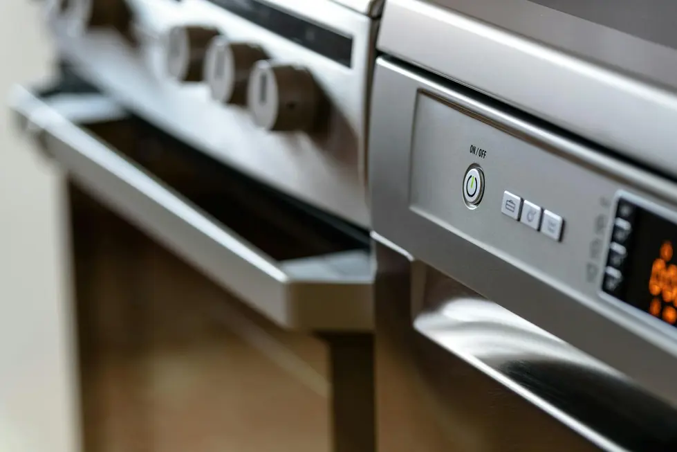 Lava-louças integrada em cozinha brasileira contemporânea