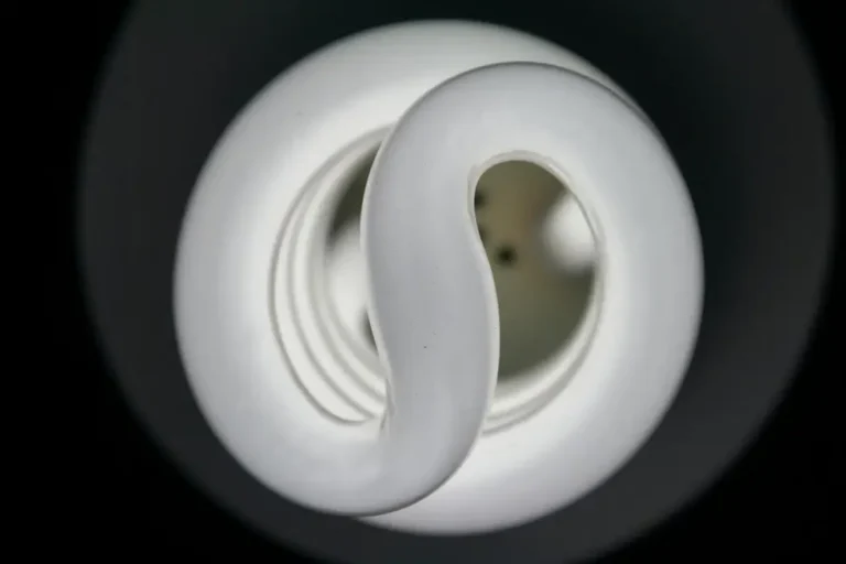 Lâmpada LED futurista em sala de casa no Brasil