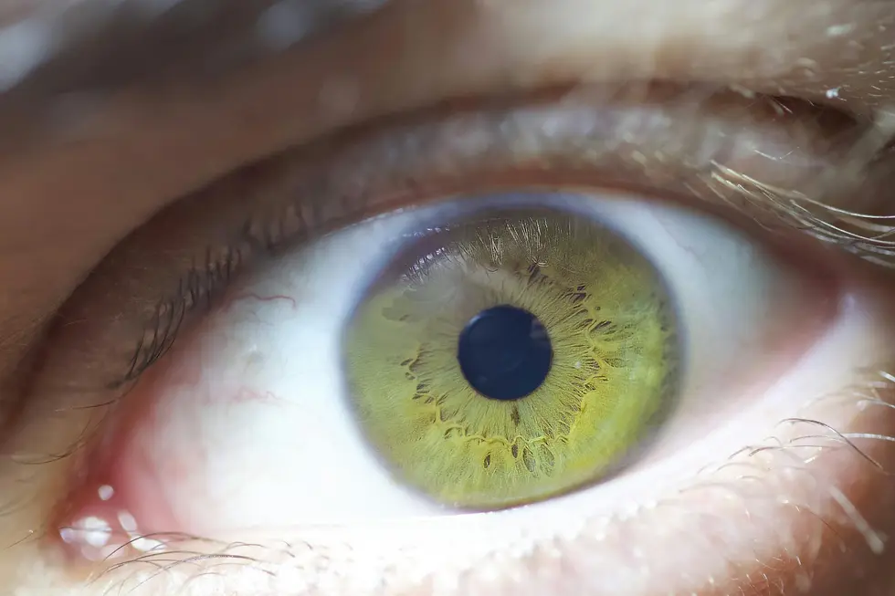 Olho humano com lente de contato inteligente visível e leves reflexos digitais