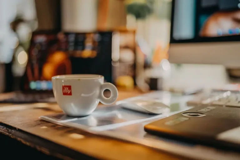 MatePad 11.5 conectado a teclado, mouse, livros e café em ambiente de trabalho