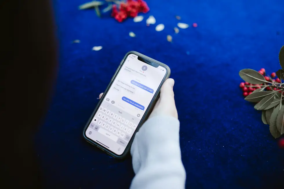 Vários smartphones exibem telas com mensagens automáticas recebidas