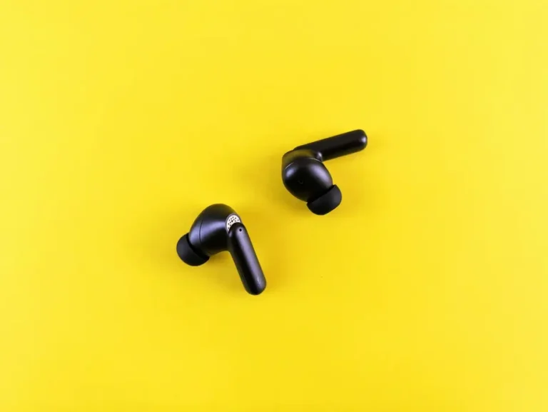 Fones de ouvido Milton em mesa com acessórios tecnológicos