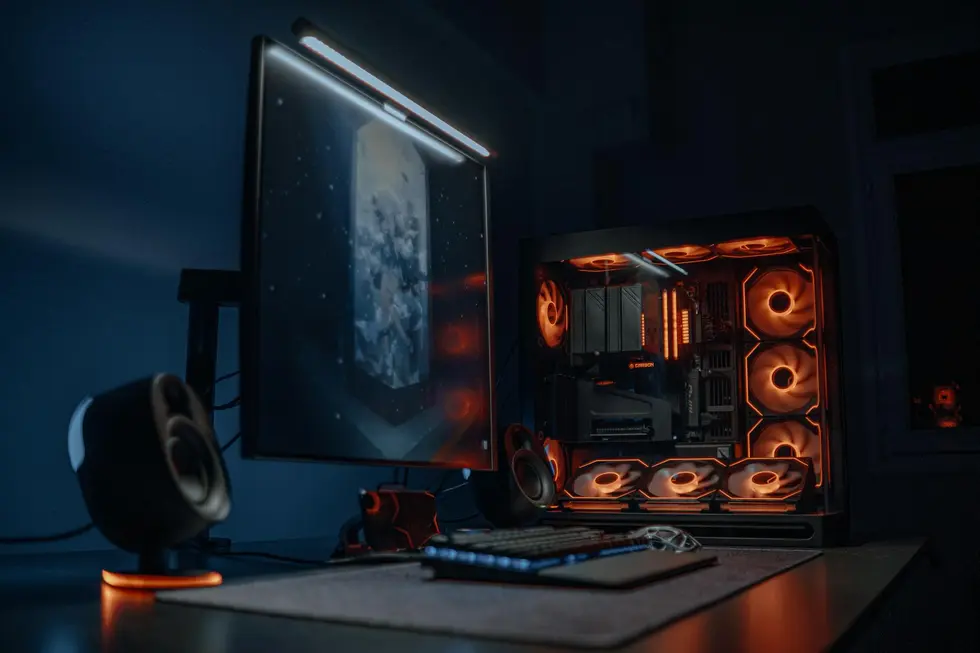 Mini PC Ryzen AI em destaque em escritório doméstico contemporâneo
