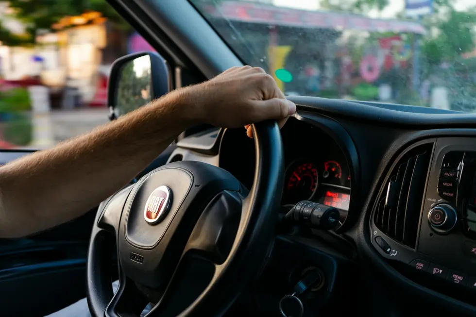 Carro Mobi elétrico em movimento na estrada costeira do Brasil