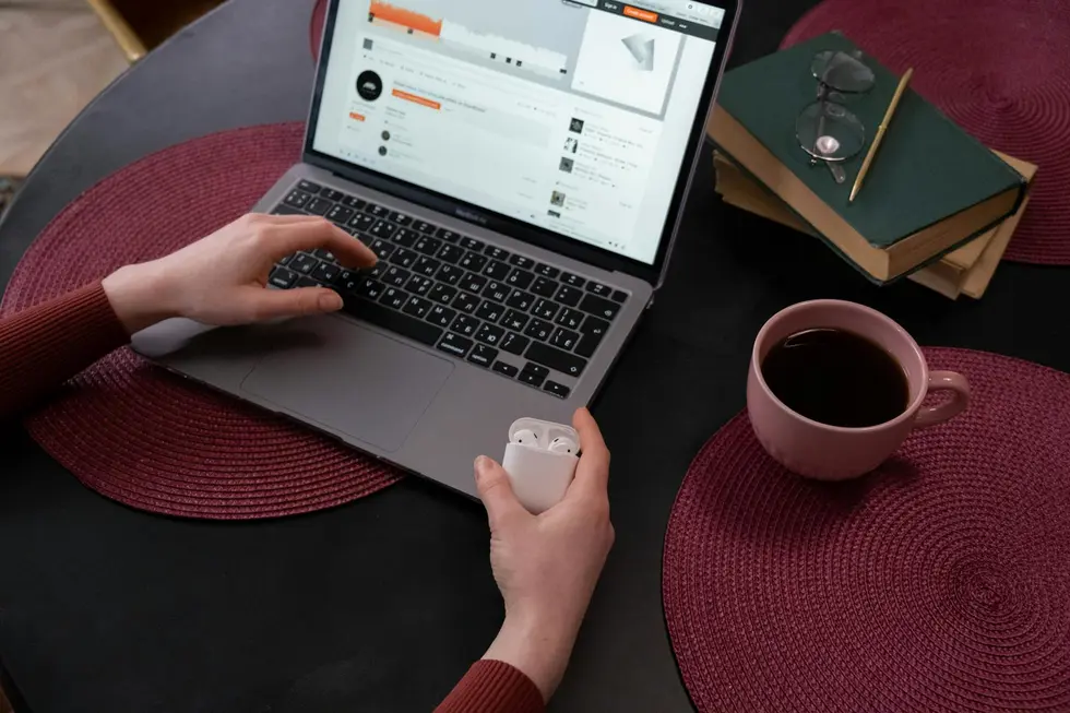 Mesa de trabalho moderna com Razr Fold aberto e itens de produtividade