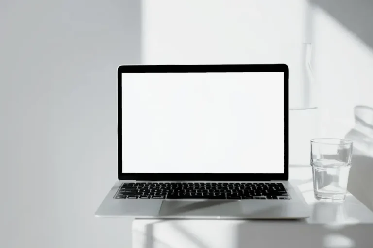 Notebook moderno com logo Snapdragon em mesa organizada