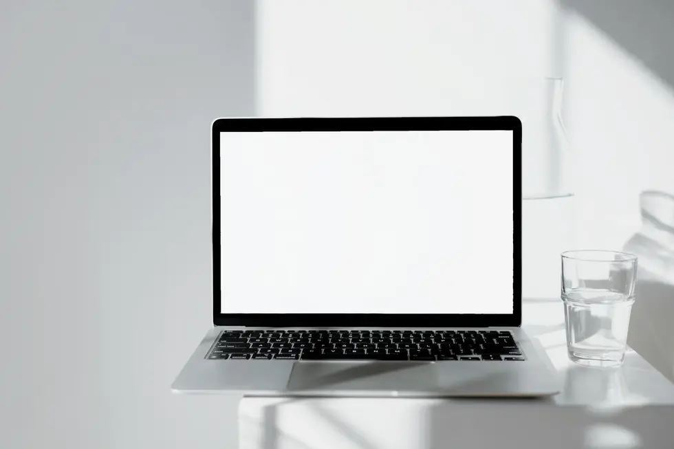 Notebook moderno com logo Snapdragon em mesa organizada