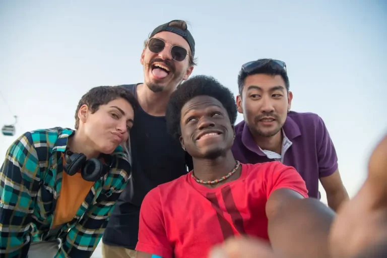 Grupo de pessoas no Brasil com óculos inteligentes em rua movimentada