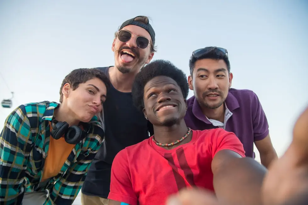 Grupo de pessoas no Brasil com óculos inteligentes em rua movimentada