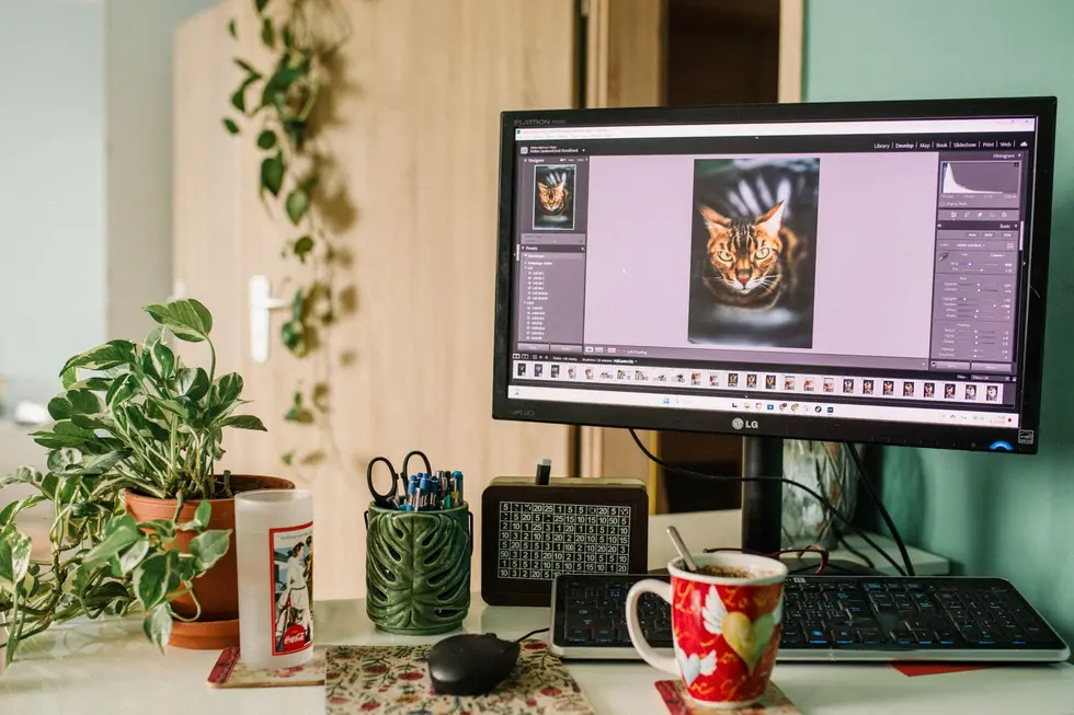 Home office moderno com monitor Odyssey OLED G5 em destaque