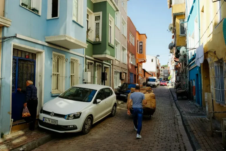 Chevrolet Onix sendo utilizado por família na cidade