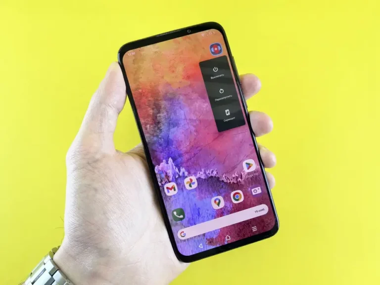 OPPO A6 sobre azulejos coloridos, destacando apps na tela