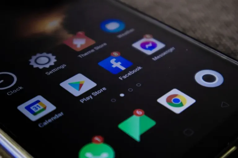 Pessoa mexendo em smartphone Android com sugestões da nova Play Store