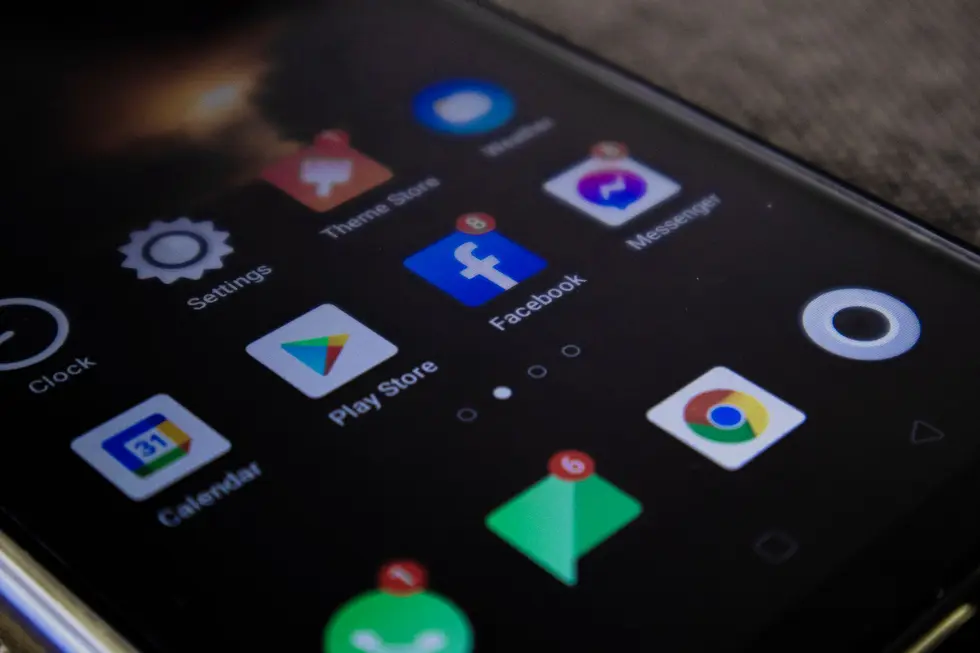 Pessoa mexendo em smartphone Android com sugestões da nova Play Store