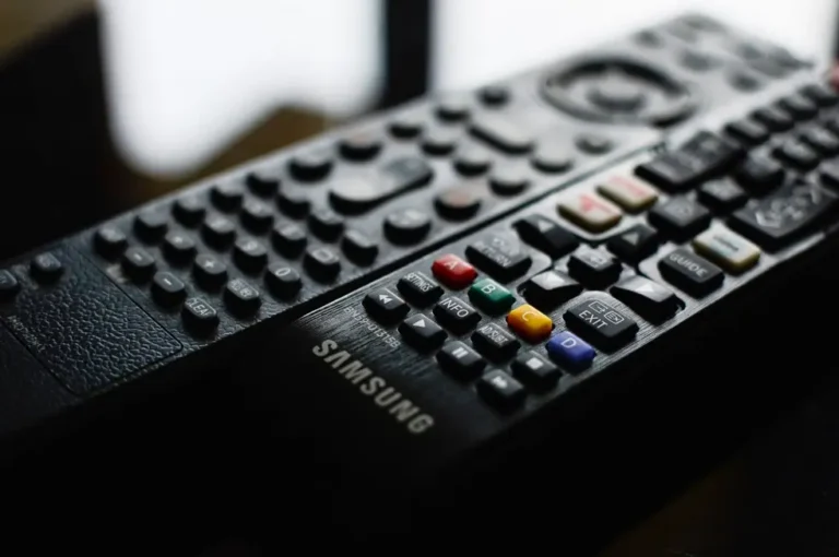 Controle remoto e logo do Prime Video na TV, ambiente aconchegante